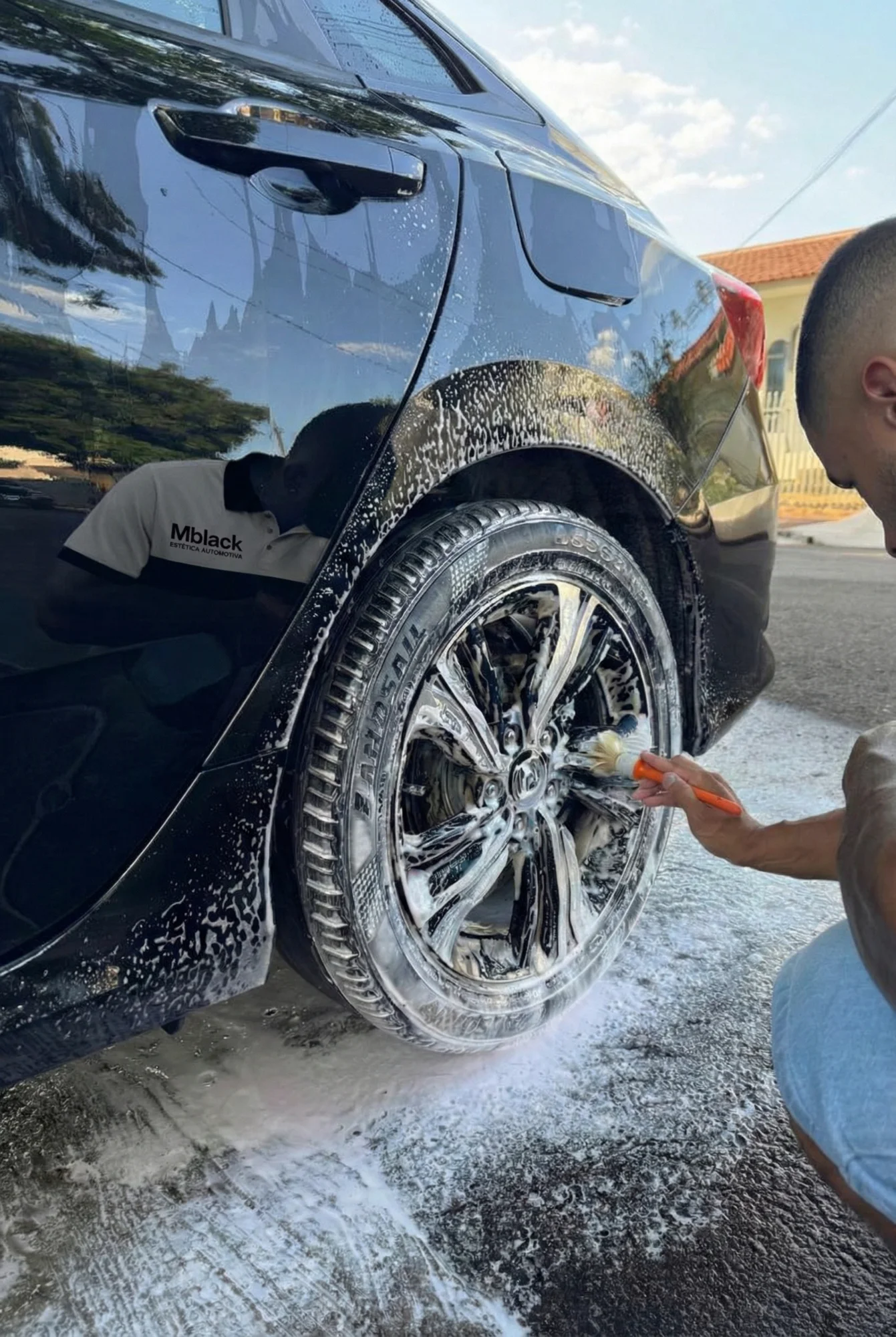 Profissional M Black realizando serviço
